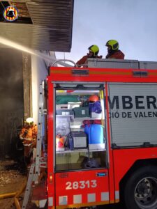 Incendio en una nave de colchones de Alaquàs